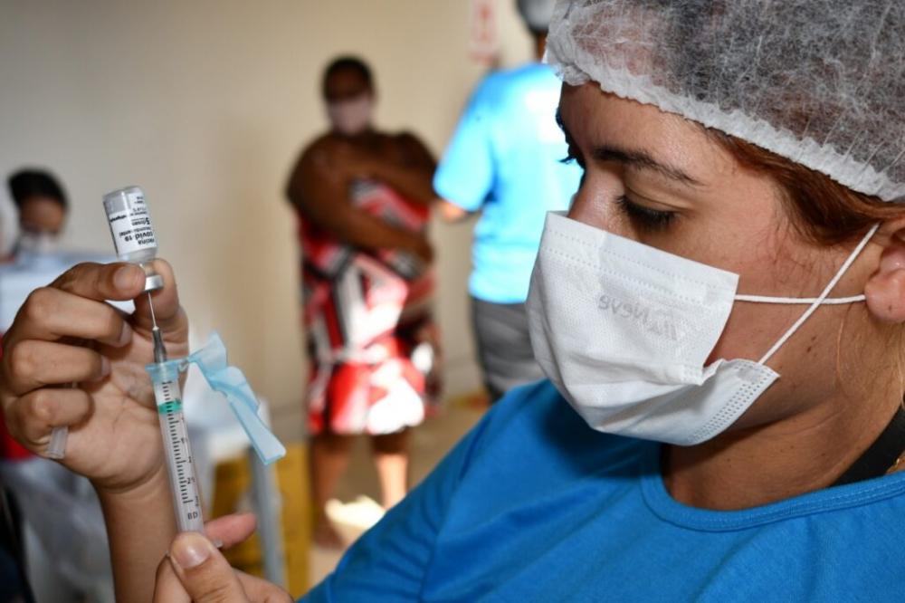 Pessoas com 38 anos começam a ser vacinadas em Esplanada