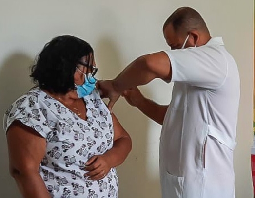 Pessoas com 37 anos começam a ser vacinadas em Esplanada