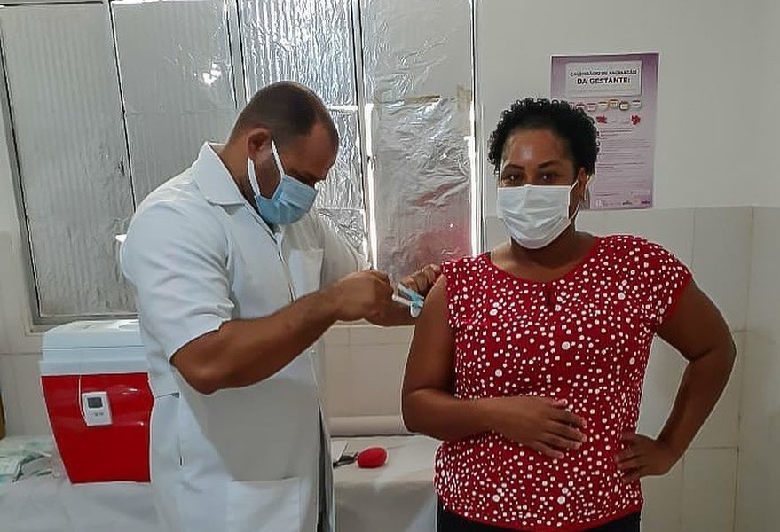 Pessoas com 33 anos começam a ser vacinadas em Esplanada