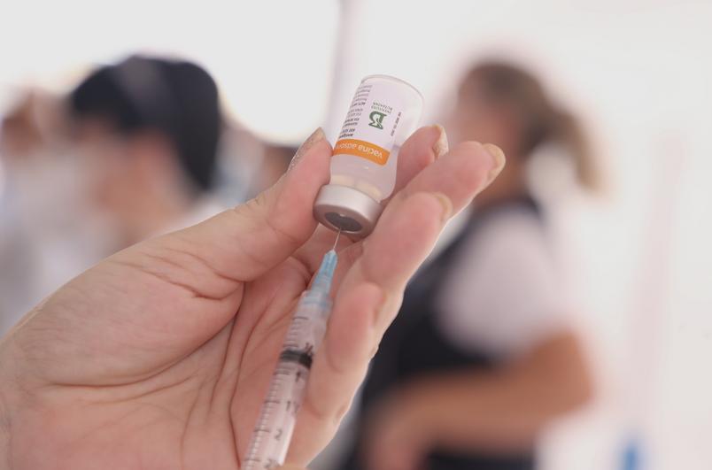 Pessoas com 30 anos começam a ser vacinadas em Esplanada