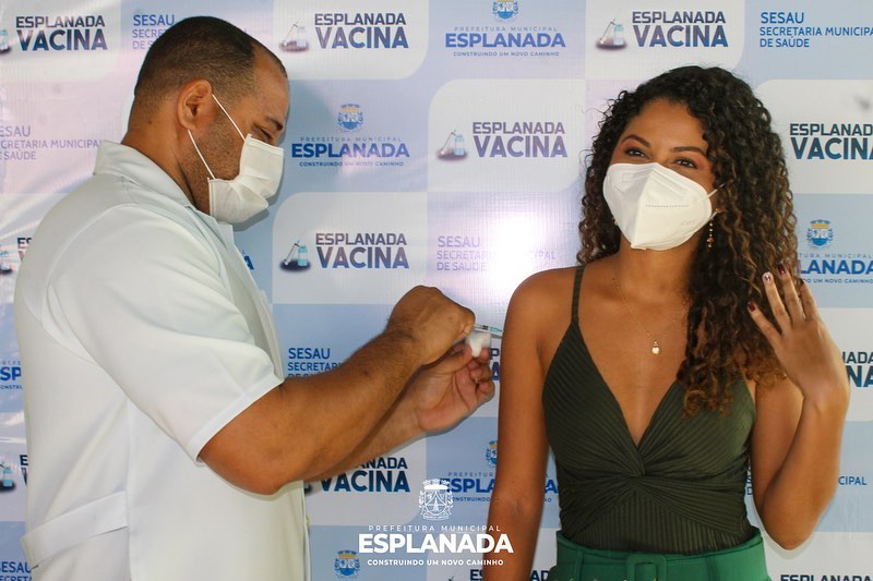 Jovens de 23 anos são vacinados com a primeira dose da vacina contra a Covid-19 em Esplanada