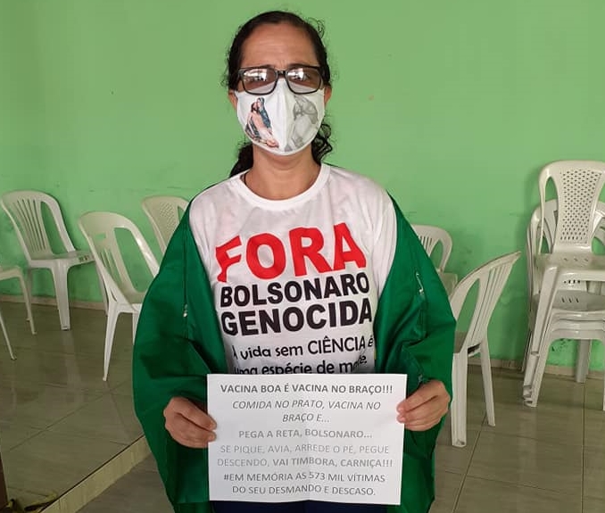 Após segunda dose da vacina contra a Covid-19 professora esplanadense se manifesta e pede saída de Bolsonaro