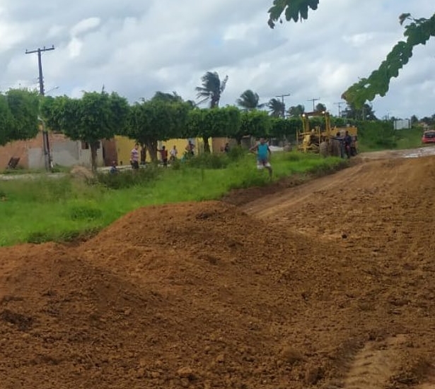 Prefeitura de Esplanada inicia processo de cascalhamento na estrada do Assentamento São Francisco 